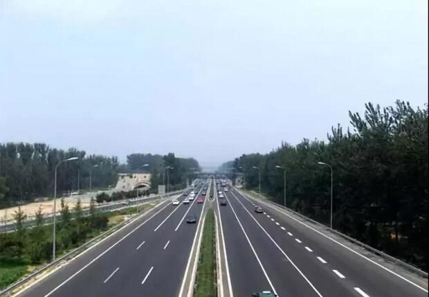 間斷性踩油門的操作，能讓我們在行駛時省油嗎？