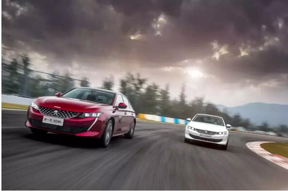 路面是黃虛線時(shí) 超車要注意什么！